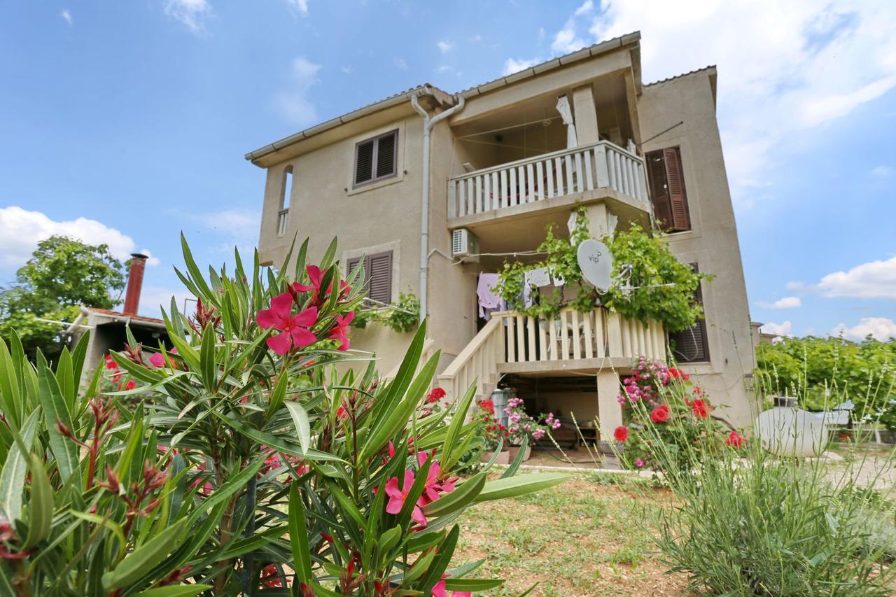 Apartment Sea And Mountain With Pool Novigrad  Exterior foto